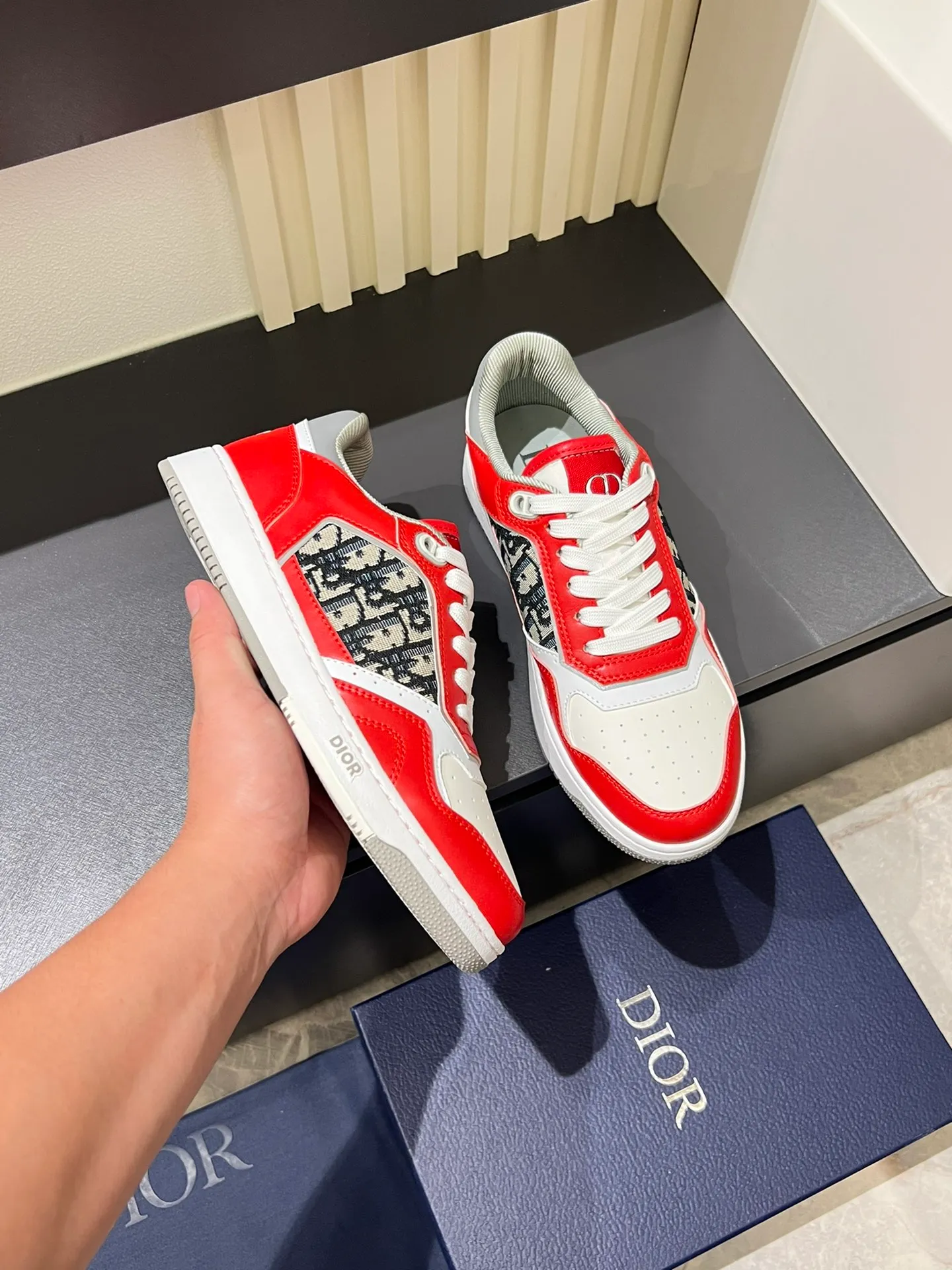 Men's shoes 💰p460 "Dio*" mid-top B27 casual sneakers. This B27 high-top sneaker is a new product in the series and continues Di*r's classic style. Crafted from gray and white smooth calf leather with beige and black Oblique print panels on the sides. The "CD Icon" shaped shoelace eyelets are clever and delicate, and the two-color rubber sole, rear collar and heel are all equipped with the brand's iconic details to enhance the style. Oblique printed straps at the ankle allow for an adjustable fit to complement the overall design. Fashionable and versatile, it can complement any look. Create an exquisite design with unique dynamic vitality and modern atmosphere, presented in low-top and high-top styles. This new must-have shoe adds a new dimension to Dior's archive heritage, embodying modern elegance. Purchase the original version and make it 1:1. If you need top quality, please come to me! Male 38-44!